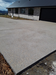 Exposed concrete Sunset pebble with kg black oxide